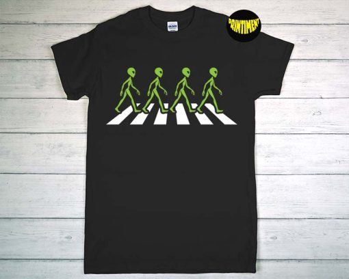 Aliens Crossing the Road UFO T-Shirt, Alien UFO Shirt, Enthusiast Shirt, Alien Conspiracy Theory Shirt
