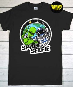 Alien Peace Sign T-Shirt, Astronaut Mens Shirt, Alien Lover Gift, Funny Alien Astronaut Alien Selfie Earth & Moon
