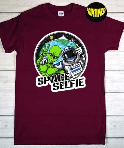 Alien Peace Sign T-Shirt, Astronaut Mens Shirt, Alien Lover Gift, Funny Alien Astronaut Alien Selfie Earth & Moon