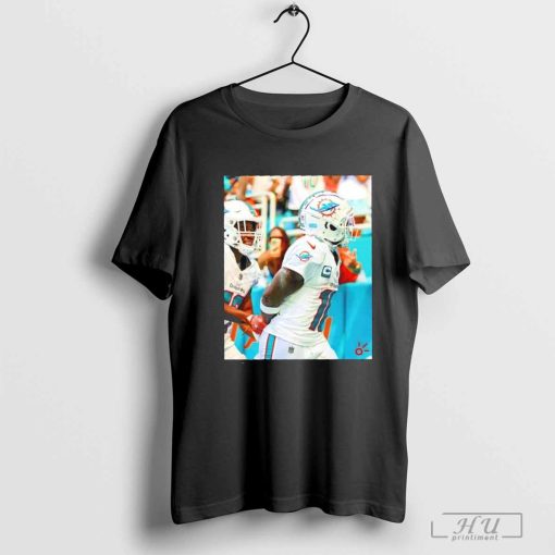 Tyreek Hill celebrated with a handcuffs pose shirt