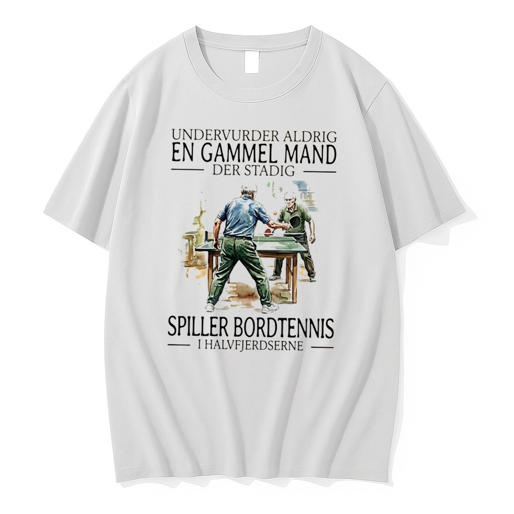 Original Undervurder Aldrig En Gammel Mand Der Stadig Spiller Bordtennis I Halvfjerdserne Tee Tshirts